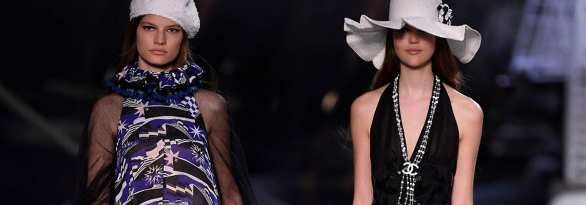 Карл Лагерфельд представил новые вечерние, коктейльные платья в коллекции Chanel Cruise 2018/2019