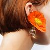 Модные украшения 2018: крошечные вазы с живыми цветами в ушах