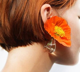 Модные украшения 2018: крошечные вазы с живыми цветами в ушах