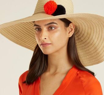В моде сезона «Лето 2018» меховые помпоны: 7 идей как разнообразить летний гардероб с помощью модного аксессуара