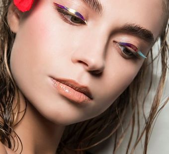 Красивый макияж будущего: голография на лице и насыщенно коричневая помада