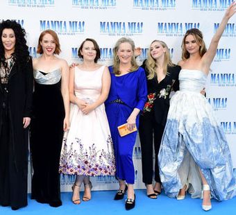 Mamma Mia 2: самые красивые вечерние платья и костюмы с красной дорожки в Лондоне