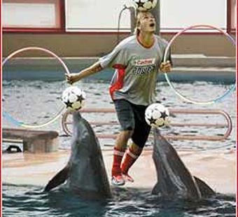 Модные люди смотрят футбол модно