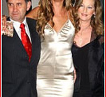 Мама с папой обожают дочь «разбойницу»