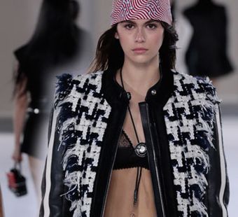 Кайя Гербер в бандане на показе Alexander Wang Resort 2019 в Нью-Йорке!