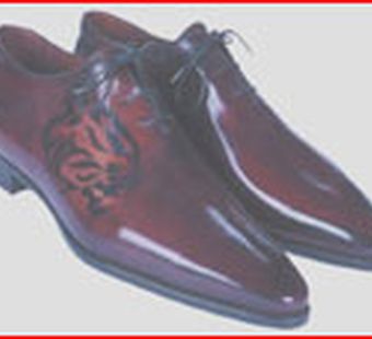 И целого тела мало. Тату теперь модно делать даже на ботинках